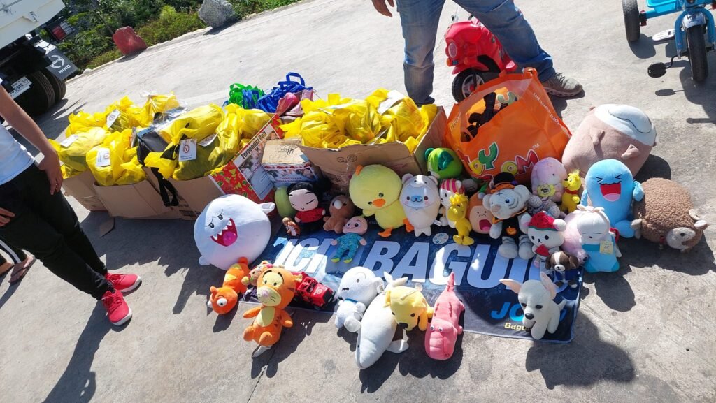 SMILE: A Simple Donation of toys to Children in Irisan Dumpsite